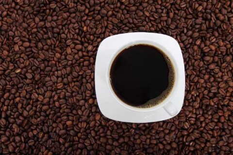 अनेकजण कॉफीचे शौकीन असतात. कॉफीच्या (Coffee) नवनव्या स्वादांच्या शोधात ते बरीच ठिकाणं पालथी घालत असतात; पण तुम्हाला हे माहिती आहे का, की जगातली सर्वांत महागडी कॉफी कोणती? आणि नेमक्या कोणत्या बाबीमुळे ती कॉफी एवढी खास बनते? 