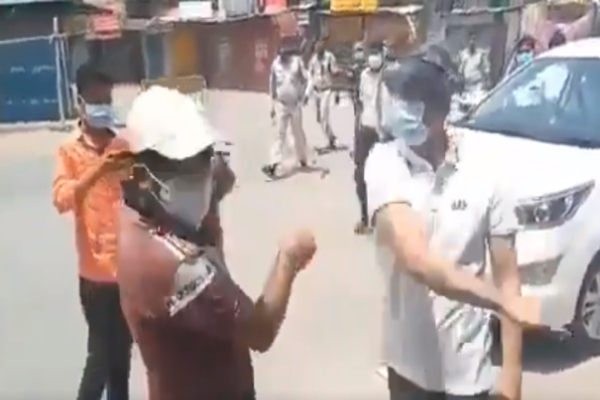 जिल्हाधिकाऱ्याची दादागिरी: युवकाचा मोबाईल रस्त्यावर आदळून मारली चापट, मारहाणीचा VIDEO VIRAL