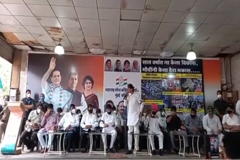 मोदी सरकारच्याविरोधात काँग्रेसच्या (Congress) नेत्यांनी हाताला काळ्या फिती बांधून मुंबई (Mumbai) निदर्शनं केली.