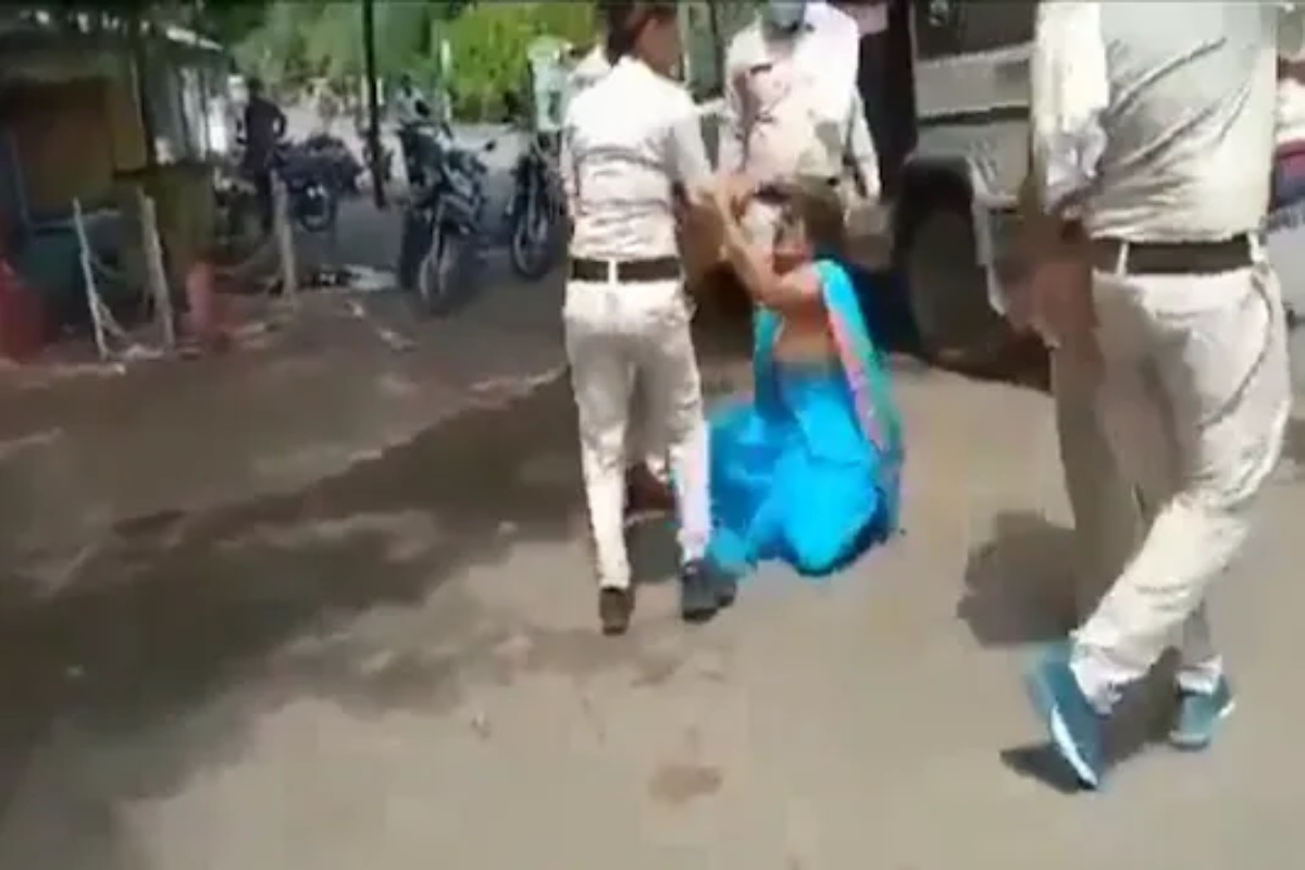 पोलिसांची दादागिरी! मास्क न घातल्यानं महिलेला मारहाण, केसांना धरुन खेचलं; VIDEO VIRAL होताच निलंबन