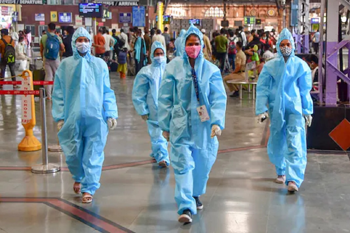 कोरोनाची पहिली लाट (First Wave of Cororna) ओसरण्या आधीच दुसरी लाट सुरु झाली. दुसऱ्या लाटेत कोरोना रुग्णांची (Corona patient) संख्या झपाट्याने वाढू लागली आहे. त्यातच कोरोना बरोबर ब्लॅक फंगस (Black Fungus)चा धोकाही वाढलेला आहे. कोरोनानंतर आता ब्लॅक फंगसच्या केस संपूर्ण भारतामध्ये दिसू लागलेल्या आहेत.