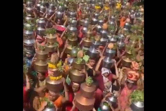 VIDEO: कोरोना आणि अंधश्रद्धा! डोक्यावर कलश पण तोंडाला मास्क नाही, हजारो महिला पोहोचल्या मंदिरात