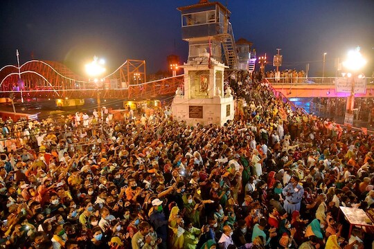 COVID-19 Second Wave: कोरोनाची दुसरी लाट पसरण्यामागे 'ही' लोकं कारणीभूत, ICMR चा मोठा खुलासा