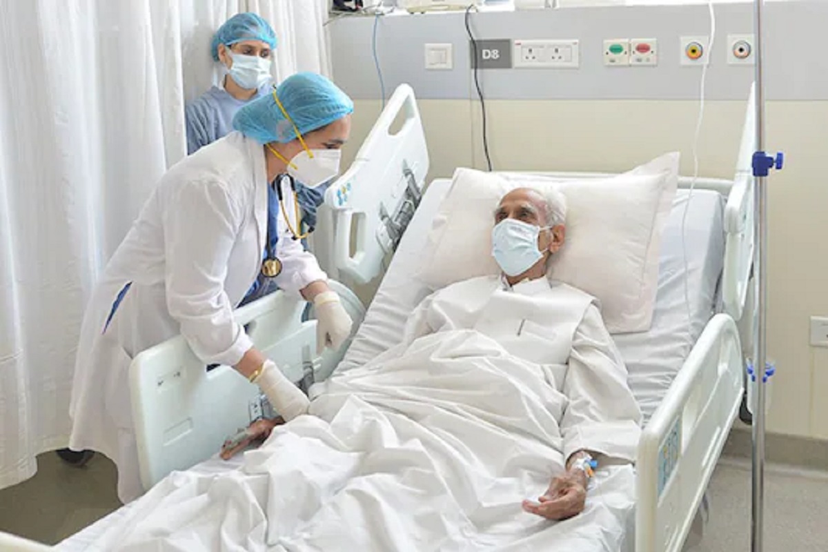 बरेच दिवस ब्लड प्लेटलेट्स कमी असतील तर, डॉक्टरकडे धाव घेण्याशिवाय पर्याय राहत नाही. सर गंगा राम हॉस्पिटलचे सीनियर कंसल्टंन्ट डॉक्टर अतुल गोगिया यांच्यामते कोरोनामधूव रिकव्हर झालेल्या काही रुग्णांमध्ये ब्लड प्लेटलेट्स खुप कमी म्हणजे 10,000-20,000 असल्याचं दिसून आलं आहे.