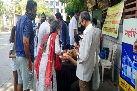 घरी जाऊन कोरोना लस (door-to-door COVID-19 vaccination) देण्याबाबत मुंबई हायकोर्टाने (Bombay high court) बीएमसीला (BMC) विचारणा केली आहे.