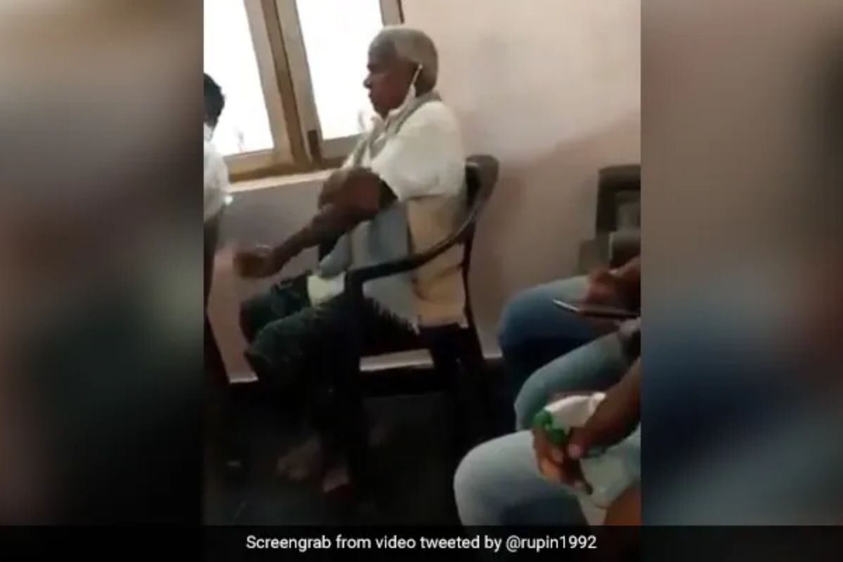 कार्यालयात फुकटच्या सॅनिटायजरने केली अंगभर मालिश; आजोबांना कोरोना हात पण लावू शकत नाही, Viral Video