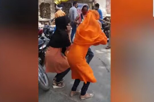 कर्फ्यूदरम्यान पडल्या घराबाहेर; पोलिसांनी मुलींनाही नाही सोडलं, VIDEO मध्ये पाहा काय आलीये वेळ!