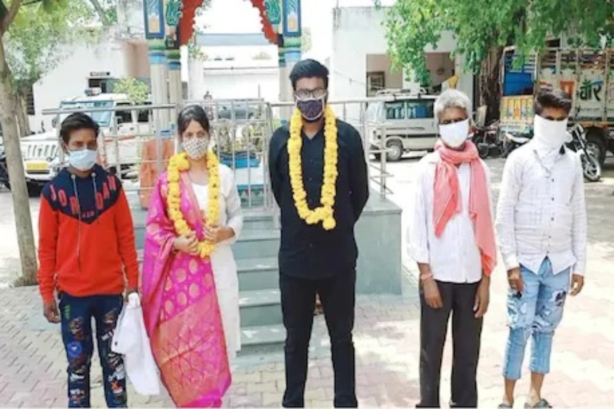 एकमेकांची तक्रार घेऊन आलेल्या कपलचं पोलिसांनी ठाण्यातच लावलं लग्न, पाहा VIDEO