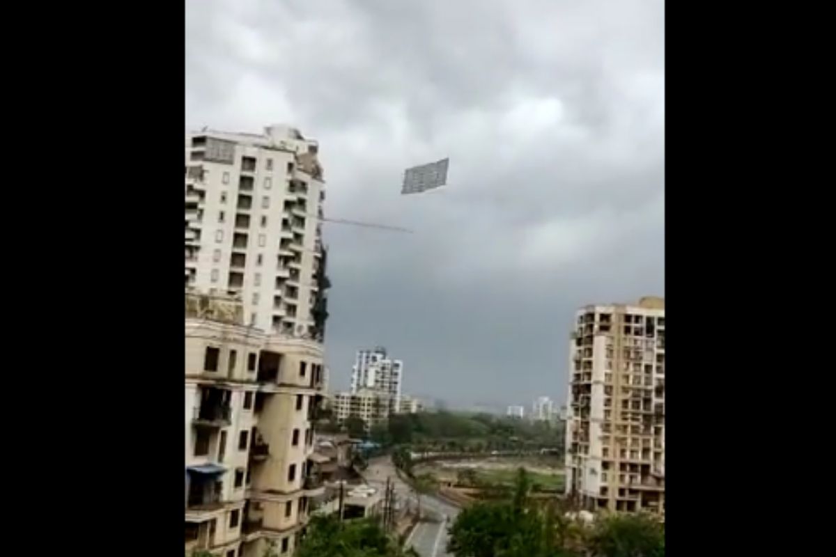 'अरे रे, छप्पर उडतय'; उंच इमारतींच्या मधून सुरू होता प्रवास; चक्रीवादळाचा आणखी एक भीतीदायक VIDEO