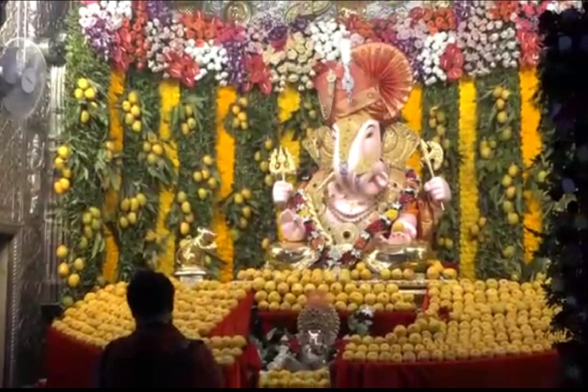 कोरोनाचे सावट पाहता साध्या पध्दतीने यावर्षी अक्षय्य तृतीया मंदिरात साजरी केली जात आहे. दुसऱ्या दिवशी हे आंबे प्रसाद ससुन रुग्णालयात रुग्णांना दिले जातात कोरोनाचे सावट पाहता साध्या पध्दतीने यावर्षी अक्षय्य तृतीया मंदिरात साजरी केली जात आहे. दुसऱ्या दिवशी हे आंबे प्रसाद ससुन रुग्णालयात रुग्णांना दिले जातात