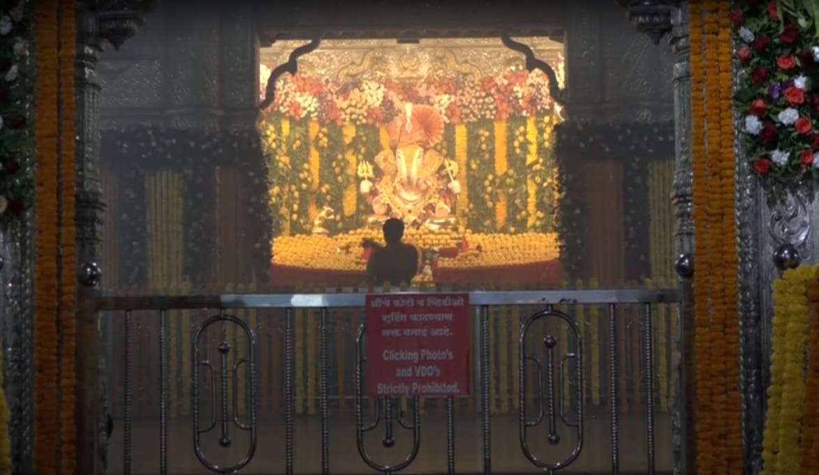 श्रीमंत दगडूशेठ हलवाई सार्वजनिक गणपती ट्रस्टतर्फे अक्षय्य तृतीयेनिमित्त गणपती मंदिरात आंबा महोत्सवाचे आयोजन करण्यात आले आहे. श्रीमंत दगडूशेठ हलवाई सार्वजनिक गणपती ट्रस्टतर्फे अक्षय्य तृतीयेनिमित्त गणपती मंदिरात आंबा महोत्सवाचे आयोजन करण्यात आले आहे.