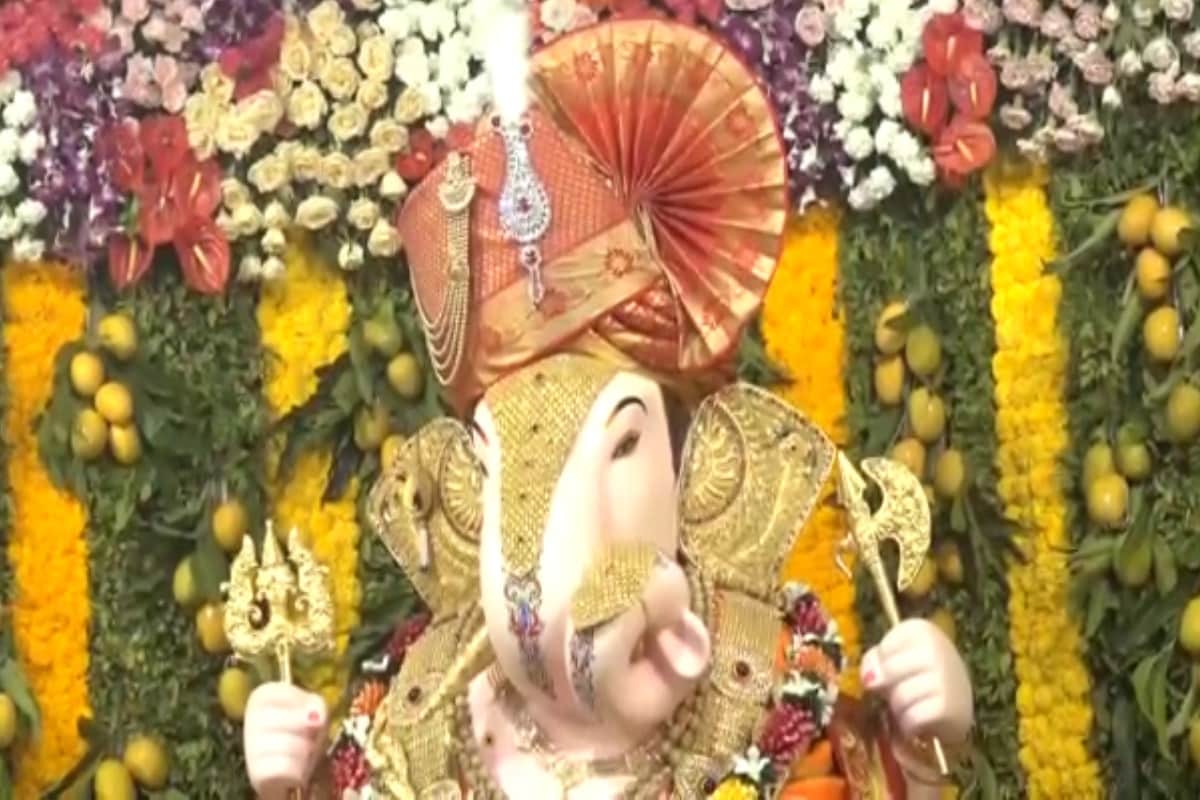 कोविडमुळे साध्या पध्दतीने आंबा महोत्सव होणार आहे. यावेळी दगडूशेठ गणपतीला 1,111हापूस आंब्याची आरास करण्यात आली. कोविडमुळे साध्या पध्दतीने आंबा महोत्सव होणार आहे. यावेळी दगडूशेठ गणपतीला 1,111हापूस आंब्याची आरास करण्यात आली.