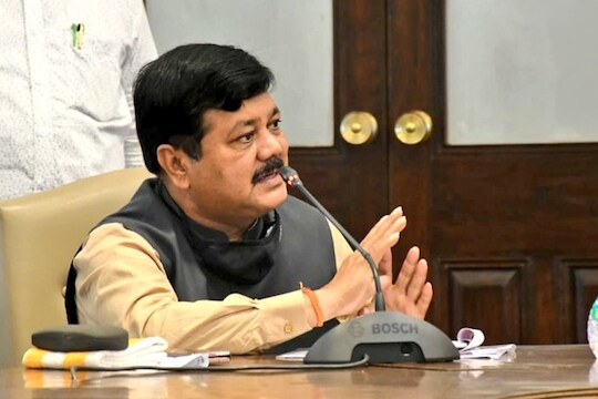 LIVE: लसीचे 2 डोस घेतलेल्यांना रेल्वे प्रवासाची मुभा द्या, प्रवीण दरेकरांची मागणी