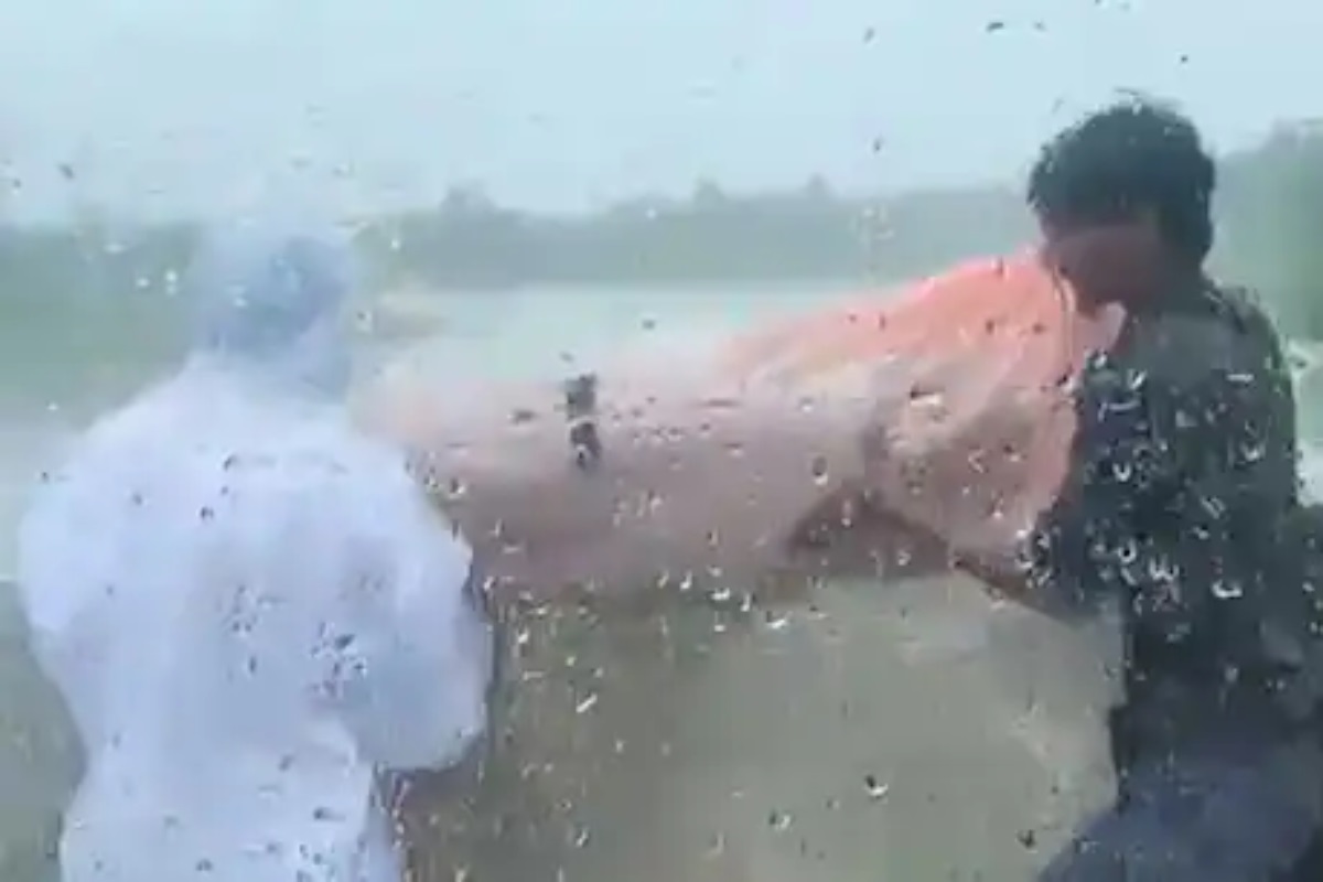 कोरोना रुग्णांची हेळसांड सुरूच; PPE किट घालून नदीत फेकला मृतदेह, Shocking Video आला समोर