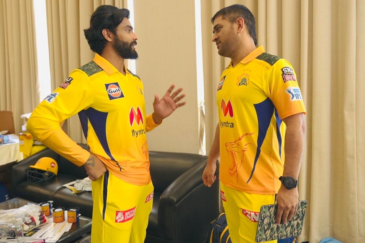 IPL 2021: महेंद्रसिंह धोनीनं केली जडेजाच्या तलवारबाजीची नक्कल, पाहा VIDEO