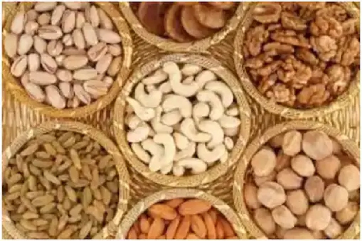 बाळाचं प्लॅनिंग करताना दोघांनीही ड्रायफ्रूट्स खायला सुरूवात केली पाहिजे. ड्रायफ्रूट्समध्ये मोठ्या प्रमाणात अॅन्टीऑक्सिडन्ट असतात. त्यामुळे शरीरामध्ये रिअॅक्टिवे ऑक्सिजन स्पीशीज केमिकल कमी होतं हे केमिकल फर्टिलिटीवर परिणाम करत असतं.