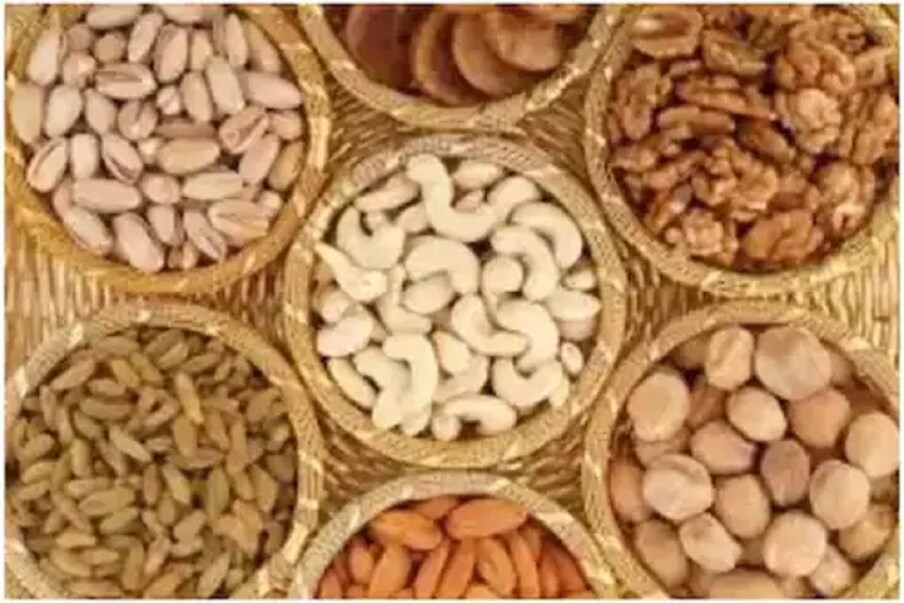 बाळाचं प्लॅनिंग करताना दोघांनीही ड्रायफ्रूट्स खायला सुरूवात केली पाहिजे. ड्रायफ्रूट्समध्ये मोठ्या प्रमाणात अ‍ॅन्टीऑक्सिडन्ट असतात. त्यामुळे शरीरामध्ये रिअॅक्टिवे ऑक्सिजन स्पीशीज केमिकल कमी होतं हे केमिकल फर्टिलिटीवर परिणाम करत असतं.