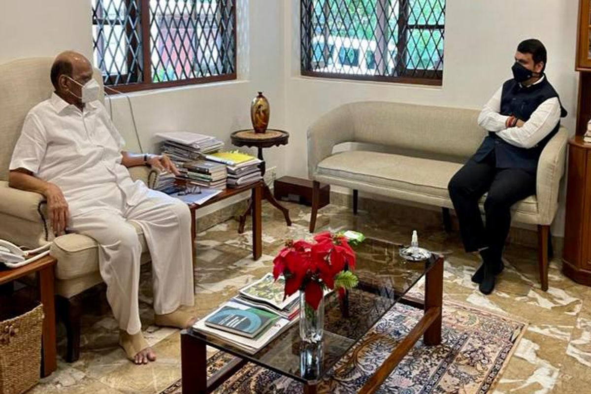 राज्याच्या राजकारणातली मोठी बातमी, पवारांच्या भेटीला फडणवीस 'सिल्वर ओक'वर!