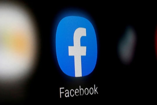 कुणालाही समजू न देता Facebook वर Online राहायचं आहे? वापरा या सोप्या स्टेप्स