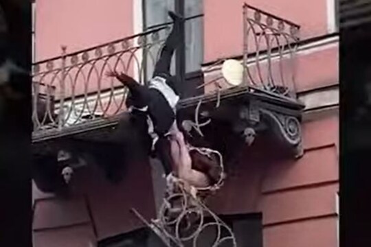 झटापटीदरम्यान बालकनीमधून खाली कोसळले पती-पत्नी, घटनेचा थरारक VIDEO VIRAL