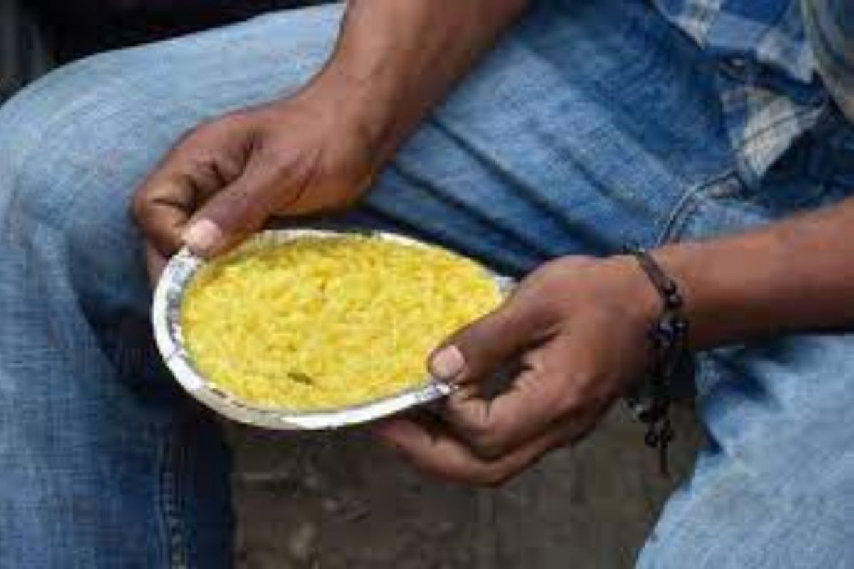 मदतीसाठी श्रीमंत नाही मन मोठं असावं लागतं; सर्वसामान्य आचारी 250 कोविड रुग्णांना पाठवतोय जेवण