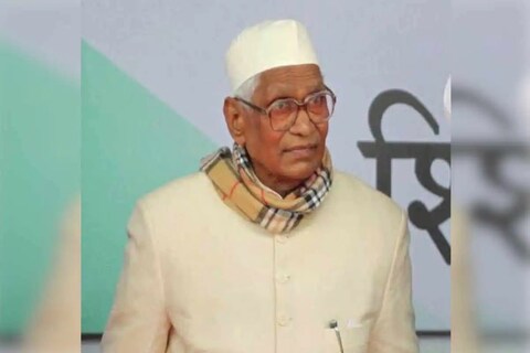 Former CM Jagannath Pahadia Passed away due to corona: राजस्थानचे पहिले दलित मुख्यमंत्री म्हणून मान मिळवणारे जगन्नाथ पहाडिया यांचं कोरोनामुळे निधन झालं आहे. ते 13 महिन्यांसाठी राजस्थानचे मुख्यमंत्री होते. दरम्यान कोरोनाच्या लढाईत देशातील अनेक नेत्यांना हार सहन करावी लागली आहे. देशभरातील 12 हून अधिक आमदार-खासदारांचा यामध्ये मृत्यू झाला आहे