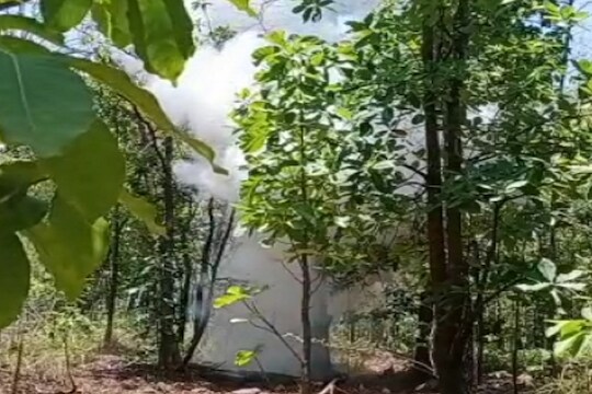 माओवाद्यांबरोबरच्या चकमकीत मोठा शस्त्रसाठा जप्त, कुकरबाँबच्या स्फोटामुळे हादरला परिसर; पाहा LIVE VIDEO