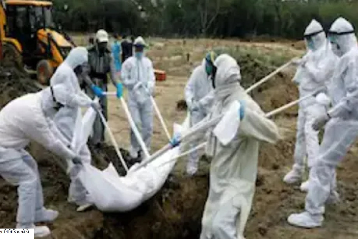 भयंकर! गंगेत वाहताना आढळले 40-45 मृतदेह; कोरोना बळींची विल्हेवाट लावल्याचा संशय