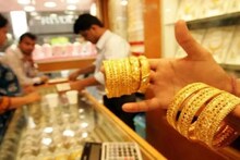 नवरात्रीआधी उतरला सोन्याचा भाव, रेकॉर्ड स्तरापेक्षा 9,500 स्वस्त मिळतंय सोनं