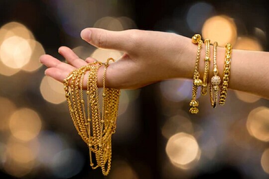 Gold Price Today: आज खरेदी करा स्वस्त सोनं! सातत्याने उतर आहेत गोल्ड रेट्स; आज किती आहे भाव?