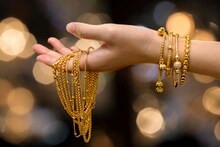 पैशांची गरज असेल तर Gold Loan चांगला पर्याय, एका क्लिकवर मिळवता येईल हे कर्ज