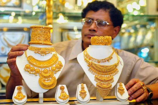 Gold Price Today: सोनंचांदी खरेदी करण्याआधी इथे तपासा लेटेस्ट भाव, आजही दरात घसरण