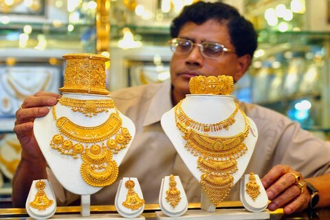Gold Price Today: तुम्ही जर अक्षय तृतीयेदिवशी (Akshaya Tritiya 2021) सोनेखरेदीचा विचार करत असाल, तर तुम्हाला स्वस्त सोनं मिळण्याची शक्यता आहे. कारण आज देखील सोन्याचांदीच्या दरात घसरण पाहायला मिळाली आहे. 