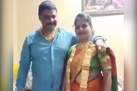 Viral Video Facts: सध्या सोशल मीडियावर एक व्हिडिओ वेगानं व्हायरल (Viral Video) होत आहे. ज्यामध्ये एका महिलेनं गुडघ्यापर्यंत लांब सोन्याचा हार परिधान केला आहे. जाणून घ्या या व्हिडीओमागचं गौडबंगाल...