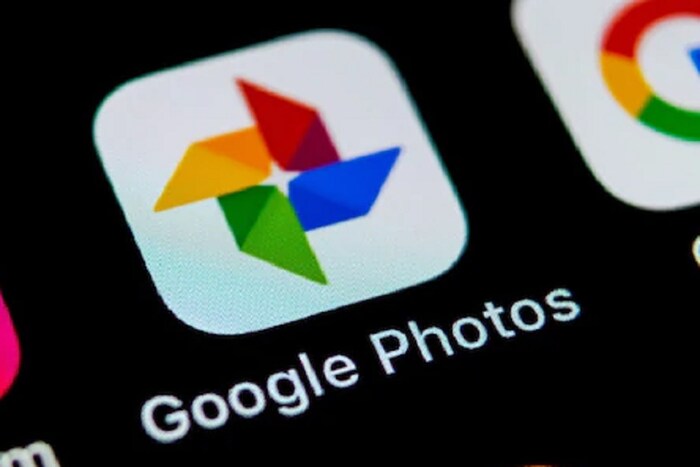 4. जास्त गुगल स्टोरेजसाठी द्यावे लागणार वेगळे पैसे गुगल आता Google Photos या आपल्या अ‍ॅप्लिकेशनसाठी फ्री स्टोरेज सुविधा (Free Storage) बंद करणार आहे. जगभरातले कोट्यवधी युजर्स Google photos हे अ‍ॅप्लिकेशन वापरतात. 1 जूनपासून गुगल प्रत्येक अकाउंटला एकूण 15 जीबी क्लाउड स्टोरेज देणार असून, त्यात गुगलच्या सगळ्या प्रॉडक्ट्समधल्या डेटाचा समावेश आहे. म्हणजेच एका अकाउंटचं Gmail, Google Docs, Sheets, Drives आणि गुगलच्या अन्य सेवांमध्ये मिळून एकूण 15 जीबी डेटा मोफत साठवता येऊ शकतो. 15 जीबीपेक्षा जास्त स्टोरेजसाठी आता Google One चं सबस्क्रिप्शन घ्यावं लागेल. त्यात 100 जीबीच्या स्टोरेजसाठी 19.99 डॉलर्स अर्थात भारतीय चलनात सुमारे 1460 रुपये भरावे लागतील.