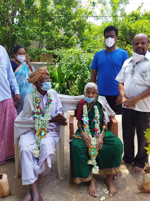 12 दिवसांतच या दाम्पत्याचा कोरोना रिपोर्ट निगेटिव्ह आला. कोरोनाविरोधातील लढा यशस्वी केल्याने या दाम्पत्याच्या कुटुंबानेच नव्हे तर शेजाऱ्यांनीही आनंद साजरा केला आहे.