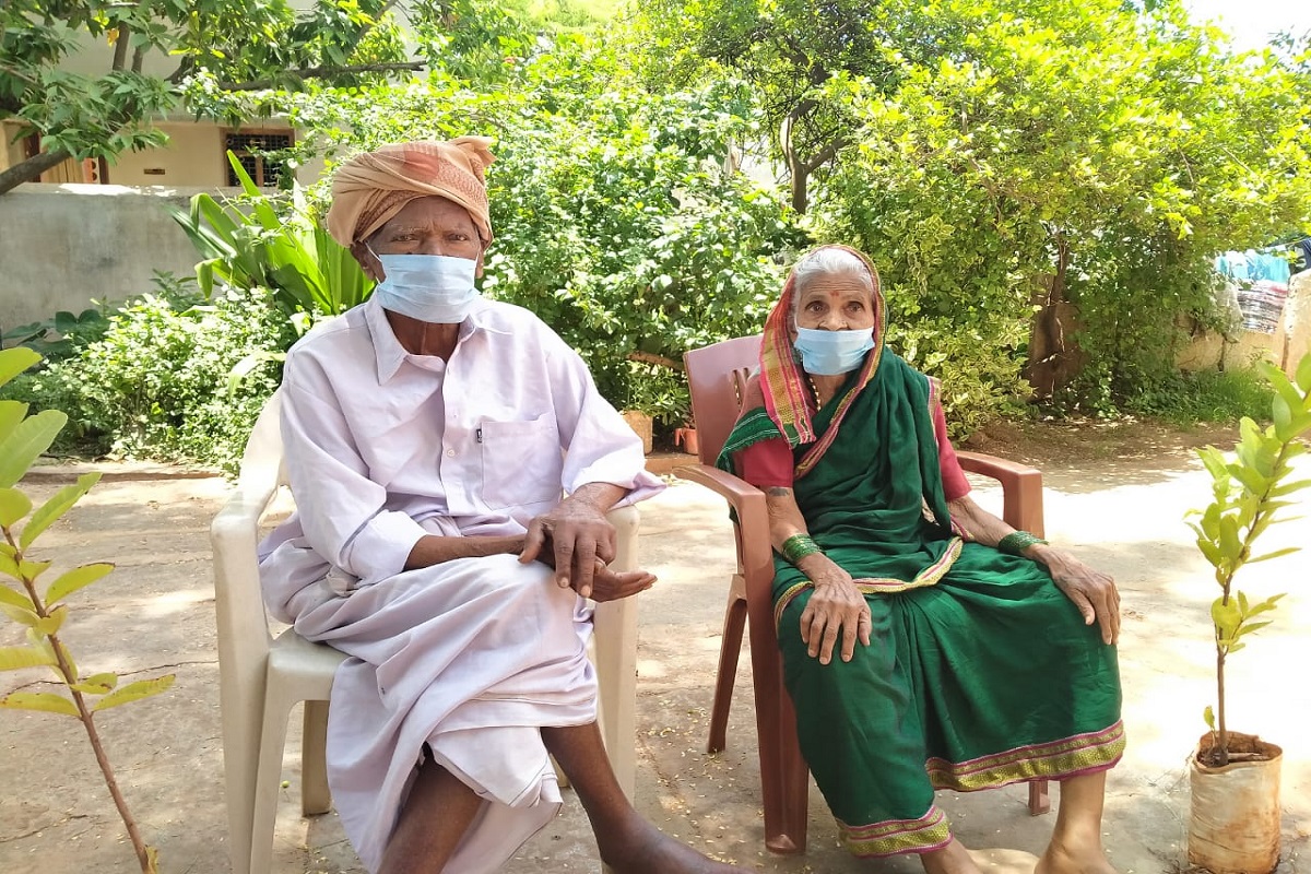 वाढलेलं वय, त्यात इतर आजार यामुळे वयस्कर व्यक्तींना कोरोनाशी लढताना अनेक समस्यांना सामोरं जावं लागतं. त्यांना रुग्णालयात दाखल व्हावं लागतं. ऑक्सिजन, वेंटिलेटरची गरज पडते. पण शंभरी पार दाम्पत्याने मात्र कमालच केली. घरीच उपचार घेऊन त्याने कोरोनावर मात केली आहे.