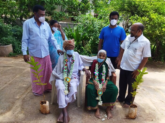 कर्नाटकातील बेल्लारी जिल्ह्याच्या तंबरागुड्डी गावात राहणारे 103 वर्षांचे एरेन्ना आणि 101 वर्षांच्या एरेम्मा या नवरा-बायकोचा 15 दिवसांपूर्वी  कोरोना रिपोर्ट पॉझिटिव्ह आला, त्यांच्यामध्ये कोणतीही लक्षणं नव्हती. त्यामुळे त्यांनी घरीच स्वतःला आयसोलेट केलं आणि उपचार घेतले.