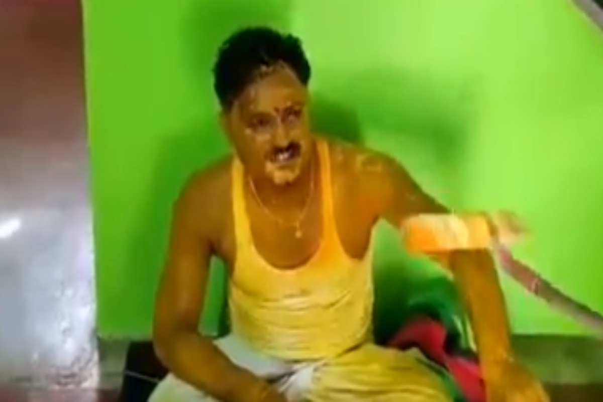 अरे बापरे! लग्नात सोशल डिस्टन्सिंसाठी नवरदेवाची भलतीच शक्कल, Funny Video Viral