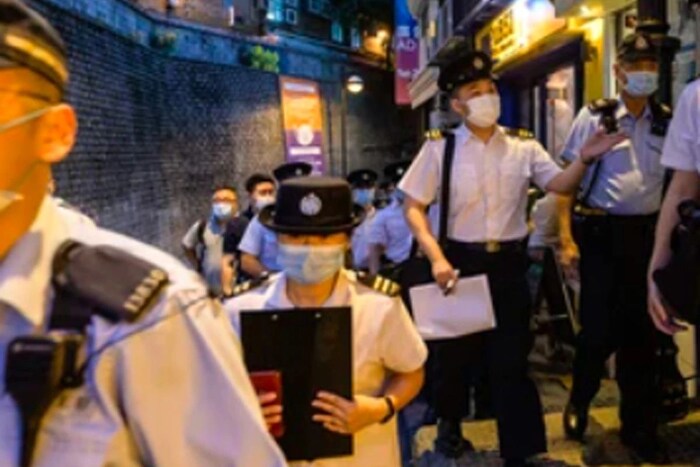  हाँगकाँग पोलिसांनी नुकताच एका बेकायदेशीर मसाज पार्लवर छापेमारी केली आहे. मात्र ही घटना एका वेगळ्याच कारणासाठी चर्चेत आहे. कारण या ठिकाणी पोलिसांना जी व्यक्ती सापडली, ते पाहून सर्वच जणं हैराण झाले.