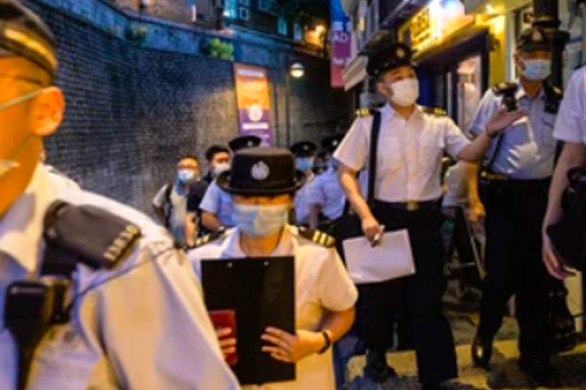  हाँगकाँग पोलिसांनी नुकताच एका बेकायदेशीर मसाज पार्लवर छापेमारी केली आहे. मात्र ही घटना एका वेगळ्याच कारणासाठी चर्चेत आहे. कारण या ठिकाणी पोलिसांना जी व्यक्ती सापडली, ते पाहून सर्वच जणं हैराण झाले.