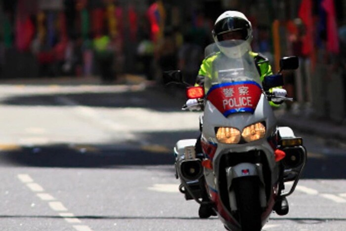 या प्रकरणात हाँगकाँग पोलीस चीफ क्रिस टँग यांनी फ्रेडरिक यांना अटक केल्याचं सांगितलं. त्यांनी माध्यमांना सांगितलं, या घटनेमुळे पोलीस फोर्टच्या स्थितीवर परिणाम होईल. मात्र नॅशनल सिक्युरिटी डिपार्टमेंटर कोणा एका अधिकाऱ्यावरील तपासामुळे डळमळीत होणार नाही.