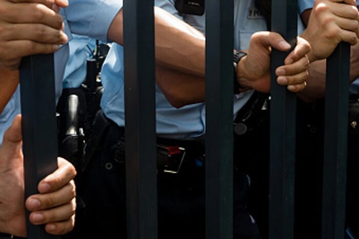 या अधिकाऱ्याचं नाव फ्रेडरिक चोई चिन-पेंग आहे. ही व्यक्ती हाँगकाँग पोलिसात वरिष्ठ असिस्टेंट कमिश्नरच्या पदावर आहे. साऊथ चीन मॉर्निंग पोस्टच्या रिपोर्टनुसार, या व्यक्तीला छापेमारीत पकडल्यानंतर तिला लिव्हवर पाठविण्यात आलं आहे. फ्रेडरिक हे पोलीस नॅशनल सिक्योरिटीचे यूनिट डायरेक्टर आहे.