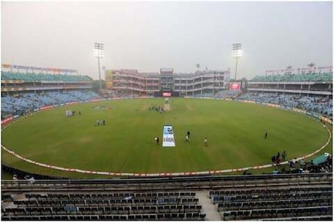 कोरोना (Covid-19) विरुद्ध देशभर सुरु असलेल्या लढाईत दिल्ली जिल्हा क्रिकेट संघानं (DDCA) देखील पुढाकार घेतला आहे. 