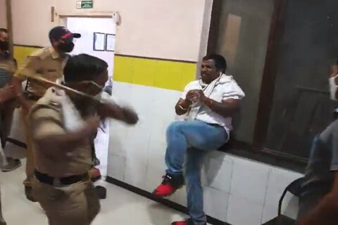 भाजप युवा मोर्चाच्या (BJP Worker) कार्यकर्त्यानेही तोडफोड करत पोलिसांसोबत बाचाबाची केली होती. त्यामुळे पोलिसांनी खाक्या दाखवल्या.