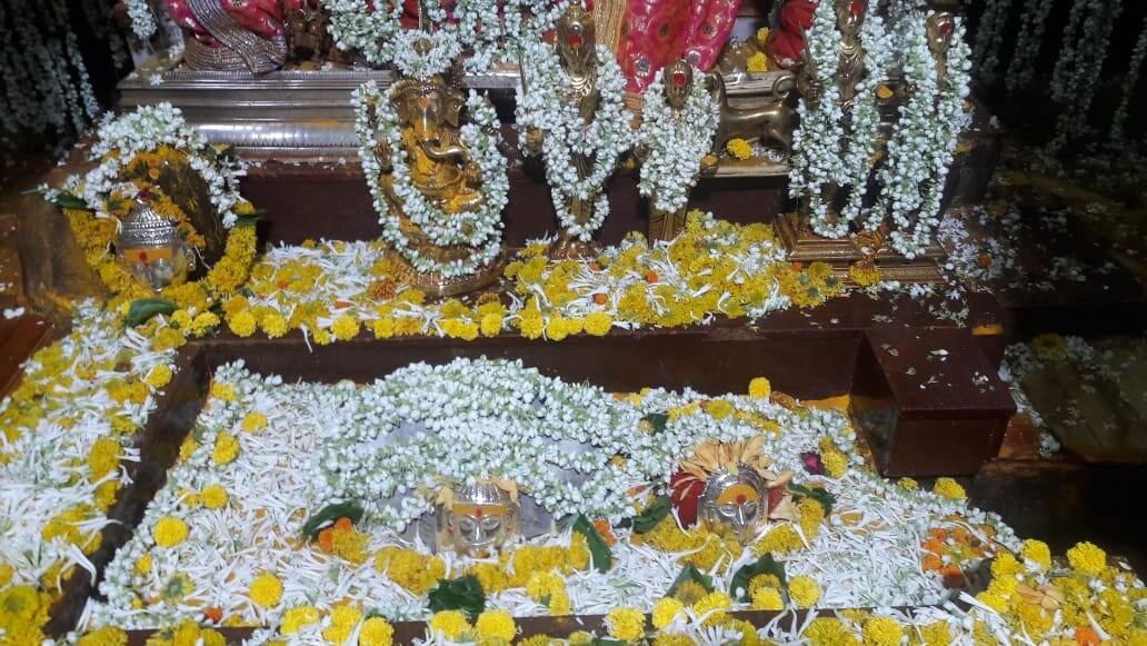 पुणे येथील खंडोबा भक्त श्री सुनील बबनराव पडवळ यांनी या मोगऱ्याच्या माळा दिल्या. तर पुजारी गणेश आगलावे यांनी ही सजावट केली आहे. पुणे येथील खंडोबा भक्त श्री सुनील बबनराव पडवळ यांनी या मोगऱ्याच्या माळा दिल्या. तर पुजारी गणेश आगलावे यांनी ही सजावट केली आहे.