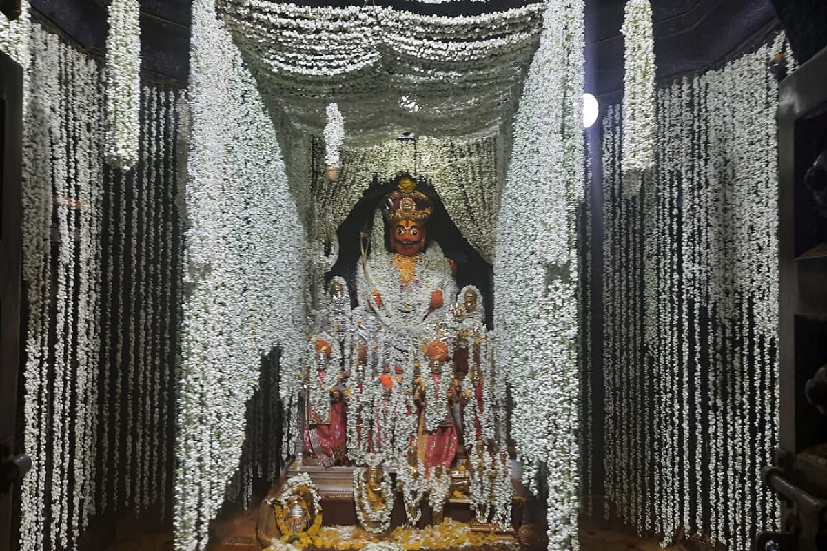 पिवळ्याधमक हळदीने न्हालेली जेजुरी सोन्याची जेजुरी म्हणून ओळखली जाते. आता हीच सोन्याची जेजुरी पांढऱ्याशुभ्र फुलांनी नटली आहे. पिवळ्याधमक हळदीने न्हालेली जेजुरी सोन्याची जेजुरी म्हणून ओळखली जाते. आता हीच सोन्याची जेजुरी पांढऱ्याशुभ्र फुलांनी नटली आहे.