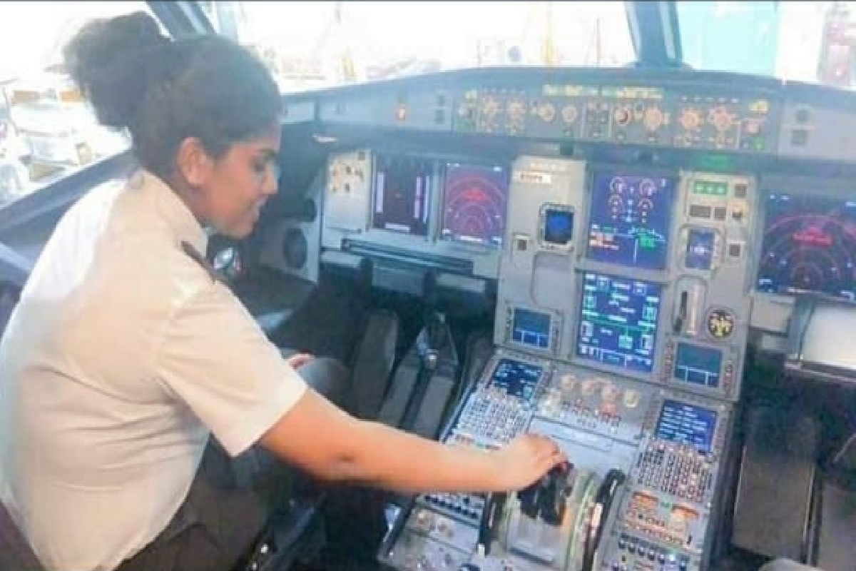 जेनी जेरोम केरळ राज्यातली पहिल्या व्यावसायिक महिला पायलट बनल्या आहेत.