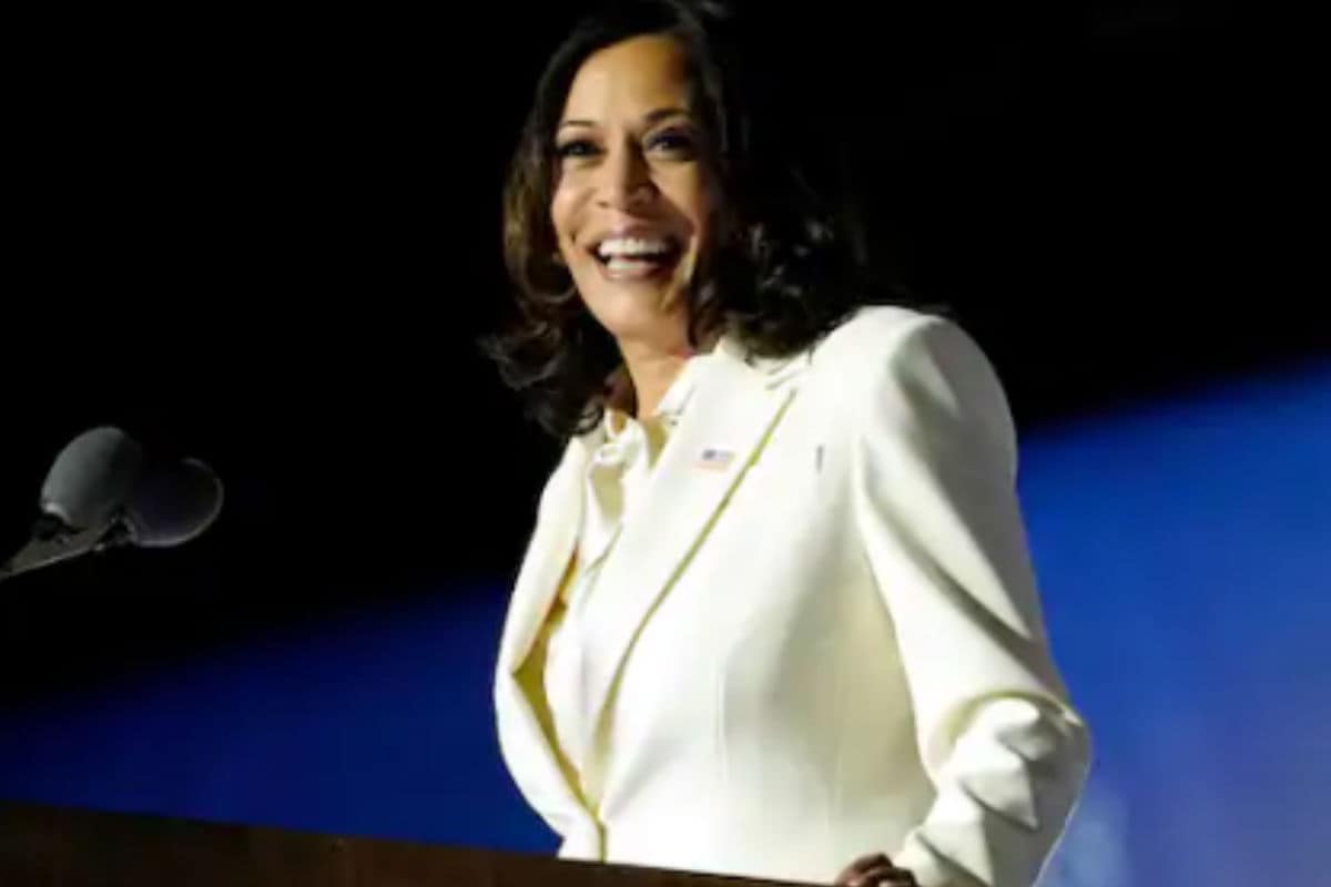 कमला हॅरिस यांनी हस्तांदोलन केल्यावर हात पुसण्याची कृती म्हणजे Germaphobia आहे?