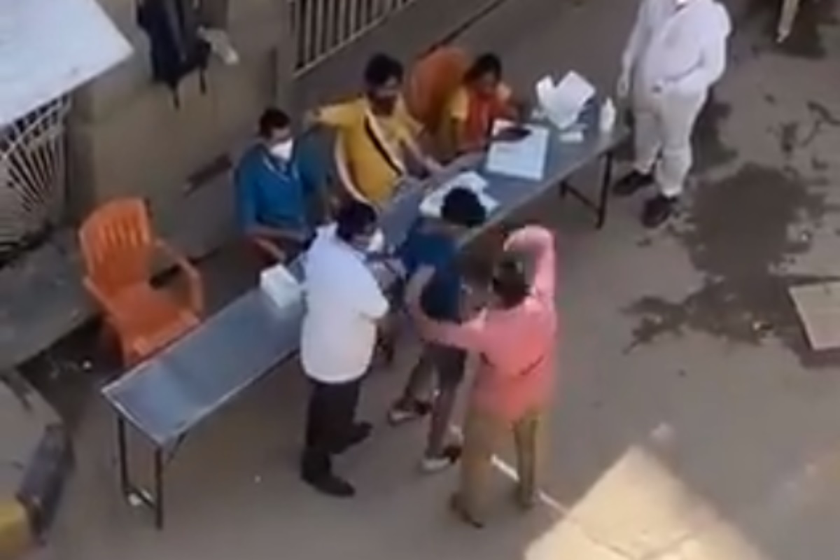 अल्पवयीन मुलाला महापालिका अधिकाऱ्यांकडून मारहाण; घटनेचा VIDEO VIRAL, कारण ऐकून आयुक्तही वैतागले